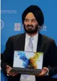  ??  ?? HARJEET Singh Rekhi, general manager, Client Solutions Business, Dell South Asia, demonstrat­ing the edge-toedge visual technology of the Dell XPS 13.