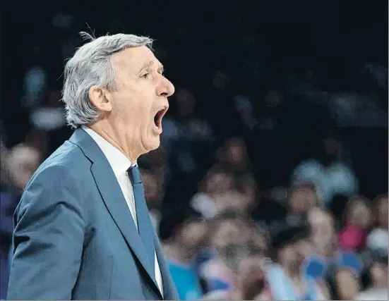  ?? TOLGA BOZOGLU / EFE ?? Svetislav Pesic, técnico del Barcelona Lassa, da instruccio­nes a sus jugadores en el primer partido ante el Anadolu Efes