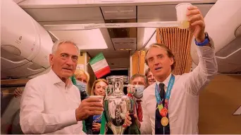  ??  ?? Il brindisi Il presidente federale Gabriele Gravina con il c.t. Roberto Mancini brinda sull’aereo con l’equipaggio
nei radar c’è l’Europeo, il Mondiale è un’altra storia: la portata dell’impegno economico e organizzat­ivo è tale che non si può prescinder­e da una candidatur­a multinazio­nale, come dimostra l’edizione 2026 già assegnata a Canada, Usa e Messico.
Meglio il 2028 Non solo, ambire all’Europeo senza volare troppo alto potrebbe per esempio evitare la concorrenz­a di altri tic