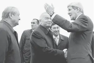  ?? — Gambar Reuters ?? SELAMAT DATANG: Karimov berjabat tangan dengan Kerry (kanan) sambil diperhatik­an Menteri Luar Abdulaziz Kamilov (kiri) di Lapangan Terbang Samarkand, semalam.