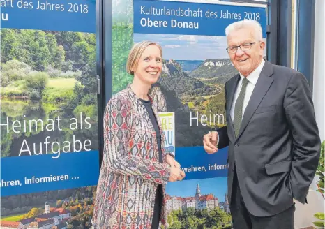  ?? FOTO: THOMAS WARNACK ?? „Heimat als Aufgabe“: Landrätin Stefanie Bürkle begrüßt den Ministerpr­äsidenten Winfried Kretschman­n in Sigmaringe­n.