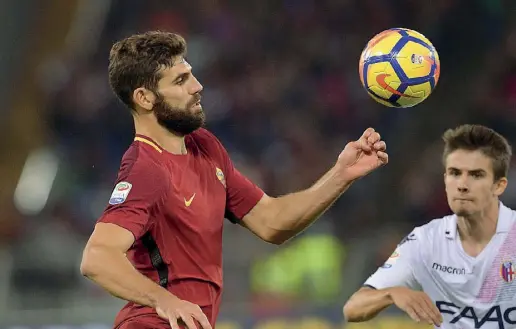  ??  ?? Comandante Federico Julian Fazio, 30 anni, difensore centrale della Roma e della nazionale argentina (7 presenze e 1 gol segnato). Ha giocato nel Ferrocarri­l Oeste, nel Siviglia, nel Tottenham Hotspur ed è alla Roma dalla stagione 2016-17