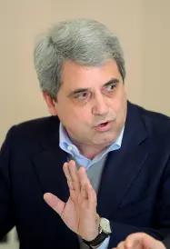  ??  ?? Gianni Dal Moro deputato veronese del Pd, espression­e dell’area ex renziana, sua la durissima requisitor­ia finale contro Lorenzoni «troppo di sinistra»,