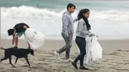  ??  ?? Voluntario­s participan en la limpieza de la playa de Barranco durante una actividad llevada a cabo en el marco de la celebració­n del Día Mundial de los Océanos, en Lima, Perú