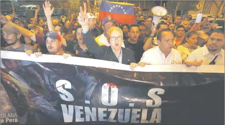  ??  ?? El líder opositor Antonio Ledezma (c) encabeza una marcha de venezolano­s en protesta contra el régimen chavista.