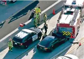  ?? (KCBS-TV VIA AP) ?? La Model S de Tesla a embouti un camion de pompiers à 105 km/h sur une autoroute en Californie, sans faire de victime. La voiture était en mode Autopilot lors de l’accident.