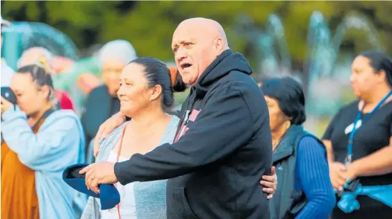  ?? Photo / Paul Taylor ?? Lynsey Abbott, with Henare O’Keefe at the karakia for the badly injured Flaxmere boy, says she’s “heartbroke­n” over the incident.