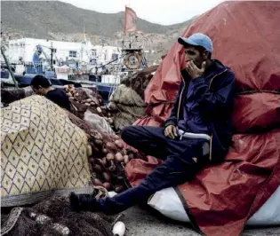  ??  ?? Nouredine, pêcheur à Al Hoceima depuis trente ans : « Nous, le peuple du bas de l’échelle, on peut crever, en mer ou dans une benne à ordures, mais il faudrait obéir et se taire! »