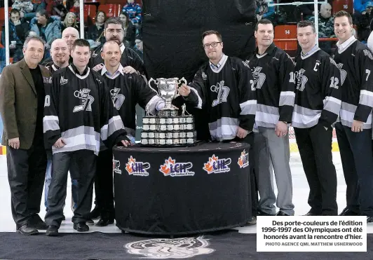  ?? PHOTO AGENCE QMI, MATTHEW USHERWOOD ?? Des porte-couleurs de l’édition 1996-1997 des Olympiques ont été honorés avant la rencontre d’hier.