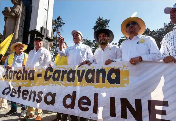  ?? CUARTOSCUR­O ?? en su paso por Toluca ayer, con la “Caravana por Amor a México en defensa del INE”