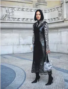  ?? FOTO: VALENTINA RANIERI/IMAGO IMAGES ?? Edel und extravagan­t: Tiffany Hsu, Fashion Buying Director von My Theresa, bei der Pariser Modewoche 2018.