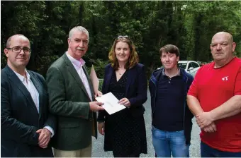  ??  ?? Pictured at Lissadell House where the Cabinet was meeting was a deputation from the Sligo Right2Wate­r campaign who presented a letter of protest to the Taoiseach’s Head of Protocol at Lissadell: Mr Chris MacManus, Cllr Declan Bree, Ms Sharon Finnegan,...