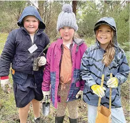  ?? ?? McKenzie Miller, Brodie Miller and Claire Upston help at the community planting day.