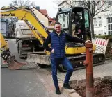  ?? ?? Paul Rießland, künftiger Wasserrohr-Netzmeiste­r, steht hier am wohl ältesten Hydranten im Sondershäu­ser Stadtgebie­t.
HENNING MOST