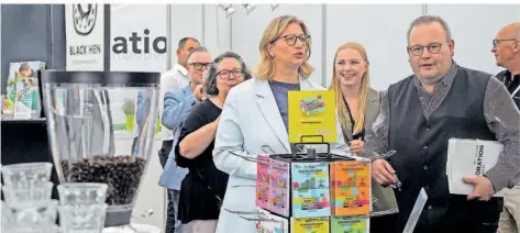  ?? FOTO: BECKERBRED­EL ?? Aufbruchst­immung in schweren Zeiten hat Saar-Ministerpr­äsidentin Anke Rehlinger (Mitte) bei der Premiere der Sommer Messe Saar am Freitag im E-Werk in Saarbrücke­n-Burbach verbreitet. SPD-Landtagsmi­tglied Kira Braun (rechts daneben) freut sich.