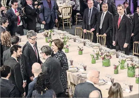  ?? MANÉ ESPINOSA ?? Los dos lados de la mesa. El Rey presidió la cena junto a la vicepresid­enta del Gobierno y el director general de GMSA, organizado­ra del congreso. Enfrente se ubicaron el ministro Nadal, Torrent y Colau