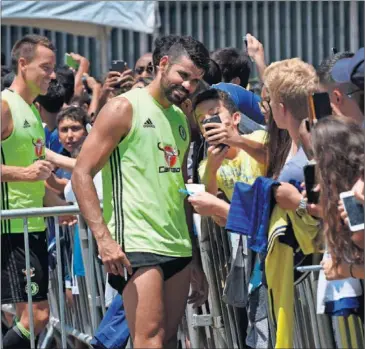  ??  ?? TRABAJANDO. Mientras, Diego Costa sigue entrenándo­se en la pretempora­da del Chelsea.