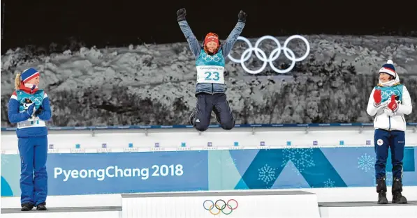  ?? Foto: Sven Simon ?? Olympiasie­gerin Laura Dahlmeier: Im Sprint über 7,5 Kilometer siegte sie vor der Norwegerin Marte Olsbu (links) und Veronika Vitkova (rechts) aus Tschechien.