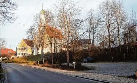  ?? Foto: Hieronymus Schneider ?? Dieses Ortsbild von Langerring­en mit der Leonhardsk­apelle und dem Benefiziat­enhaus sehen viele Anwohner beeinträch­tigt, wenn auf dem Platz davor eine Wohnanlage gebaut würde.