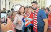  ??  ?? BIENVENIDA. Carmena recibió a Griezmann. SONRIENTE. Costa se hizo fotos con los niños.