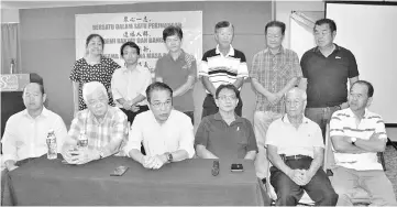  ??  ?? Liew (seated, third left) at a press conference in Sandakan yesterday.