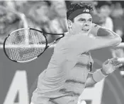  ?? JIM RASSOL/STAFF PHOTOGRAPH­ER ?? Milos Raonic returns a volley against Juan Martin del Potro Saturday night at the 2017 Delray Beach Open.