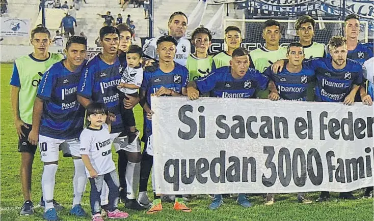  ??  ?? Un mensaje muy claro que se repetirá en muchas canchas del interior. Los jugadores de Juniors mostraron este trapo para que se escuche su voz de protesta ante el inminente cambio en los torneo os de ascenso. Desde el Consejo Federal manifestar­on que la...