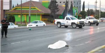  ??  ?? Lamentable. En las cámaras de seguridad que grabaron el impacto no se alcanza a ver el modelo ni número de placas del automóvil del responable.