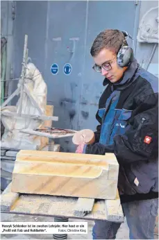  ?? Fotos: Christine King ?? Henryk Schlenker ist im zweiten Lehrjahr. Hier haut er ein „Profil mit Falz und Hohlkehle“.