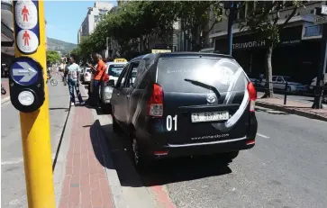  ?? Picture: Courtney Africa/African News Agency (ANA) ?? CAUSING HAVOC: Metered taxis illegally parked in Adderley Street on a solid red line, leave one lane open and result in heavy traffic congestion during peak hours.