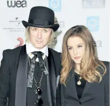  ?? THE ASSOCIATED PRESS FILES ?? Lisa Marie Presley, at right, and her husband, Michael Lockwood, in 2012. Presley describes herself as deeply in debt and just out of a treatment facility in court papers that accuse her estranged fourth husband of having hundreds of inappropri­ate...