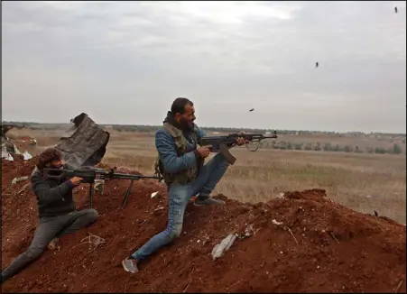  ?? ?? مقاتلون في اجليش الوطني السوري املتحالف مع تركيا على جبهة اعزاز شمال سوريا