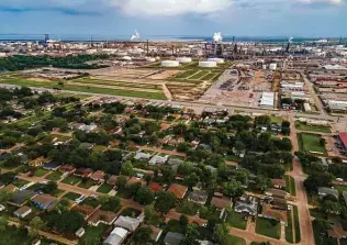  ?? Mark Mulligan / Staff photograph­er ?? Benzene is prevalent in the Houston area, found at refineries such as those near neighborho­ods in Texas City. There’s no federal standard for how much benzene is unsafe for communitie­s to breathe.