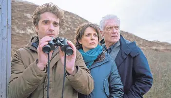  ?? FOTO: DPA ?? Die Kommissare Hinnerk Feldmann (Oliver Wnuk, l.), Ina Behrendsen (Julia Brendler) und Theo Clüver (Robert Atzorn) beobachten Paul Potter und seinen Sohn in einer Szene von „Nord Nord Mord – Clüver und die tödliche Affäre“.