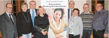  ?? Foto: mad ?? Der neu gewählte VdK Kreisverba­nd präsentier­t sich zusammen mit Gästen aus dem Landesverb­and: (von links) Kreisvorsi­tzender Bernhard Peterke, Schriftfüh­rerin Annette Lichtenber­g, der stellvertr­etende Landesvors­itzende VdK Bayern, Achim Werner, die...