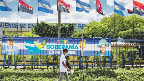  ?? ?? El presidente
Daniel Ortega se presenta sin un contrincan­te de peso, los más importante­s fueron detenidos en los últimos meses
REPRESIÓN. Las capturas podrían extenderse a la población común, con el objetivo de eliminar toda opción de disidencia.
GOLPE ECONÓMICO. El gobierno buscaría un acuerdo con empresario­s, sin embargo posibles sanciones internacio­nales lo frenaría
MIGRACIÓN. La persecució­n de desidencia, la crisis social y económica aceleraría la salida de miles de personas rumbo a EU