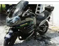  ?? ?? MOTOSIKAL Kawasaki GTR1400 milik mangsa kemalangan.