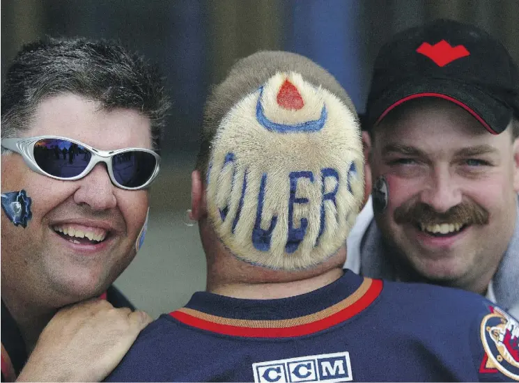  ?? FILE ?? Fans marked the ’06 Cup run in all kinds of creative ways. From left, Rich Dieser, Rob Farrish and Neil Scammell geared up for Game 4 of the finals between the Oilers and the Hurricanes.