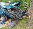  ?? Foto: Feuerwehr Königsbrun­n ?? Weil sie einer Katze ausgewiche­n ist, ist eine Frau in Königsbrun­n mit ihrem Auto an einem Baum gelandet.