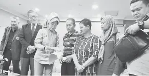  ??  ?? DEKA BEKEJANG: Fatimah meda tiket bilun sida Moris (kanan) sebilik, (dua ari kanan) Nur Lina, Teresa enggau Edmund seraya dikemataka (ari kiba) Zayadi enggau Chin, sebedau bekejang ke Kuala Lumpur lalu terus ke Alor Setar, Kedah, kemari.