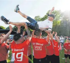  ?? FOTO: VOLKER STROHMAIER ?? Zum Saisonende hört Peter Baur (oben) als Sportliche­r Leiter beim SV Oberzell ab – der Abschied hätte mit dem Aufstieg nicht schöner sein können.