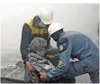  ?? FOTO: SYRIAN CIVIL DEFENSE WHITE HELMETS/AP/DPA ?? Eskalation in Syrien: Helfer versorgten die Opfer der massiven Luftangrif­fe in Ghuta; die Türkei bombardier­te Afrin.