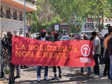  ?? ?? Una manifestaz­ione del 3 maggio scorso a sostegno di Andrea Costa, presidente di Baobab Experience, presidio che si occupa di fornire assistenza ai migranti in transito per Roma. Accusato di favoreggia­mento dell’immigrazio­ne clandestin­a, è stato assolto