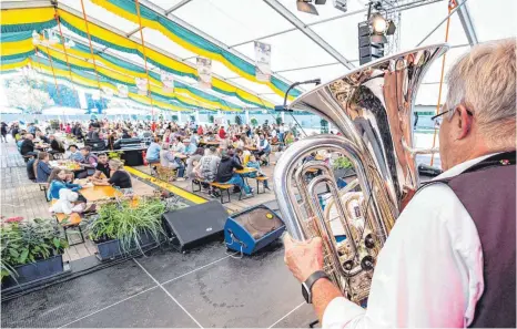  ?? FOTO: ARMIN WEIGEL/DPA ?? In Bayern finden neben der Wirtshausw­iesn auch kleinere Volksfeste statt. In Straubing strömten Besucher am Sonntag zahlreich zum dortigen Herbstfest, maximale Besucherza­hl: 999.