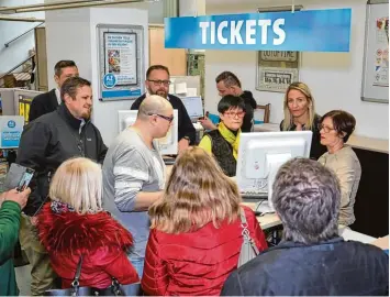  ?? Foto: Klaus Rainer Krieger ?? Nikki Adler (hinter dem Schalter, zweite v.r.) war selbst aktiv beim Kartenverk­auf im Ticket Center unserer Zeitung. Am 12. Mai boxt die Augsburger­in im Curt Frenzel Stadion um die Weltmeiste­rschaft der WBO.