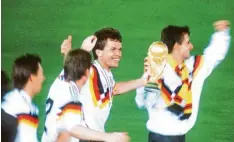  ??  ?? Der größte Triumph seiner Karriere: Lothar Matthäus, begleitet von Klaus Augen‰ thaler, Stefan Reuter und Pierre Littbarski, mit der Hand am Wm‰pokal.