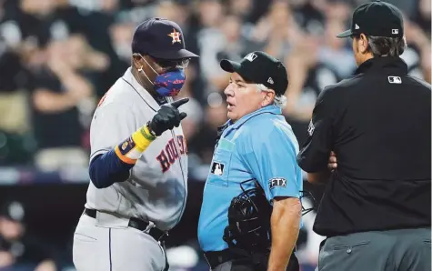  ?? AP ?? SACA LA CARA. Dusty Baker defendió a sus jugadores ayer al tildar la insinuació­n como algo que sabían pasaría aún sin motivos. Incluso se mofó sutilmente de su acusador diciendo que ni conocía de su nombre antes de su declaració­n.