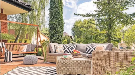  ?? FOTO: ISTOCK ?? Rauten-Muster für Kissen und Outdoor-Teppich machen Balkon und Terrasse wohnlich.