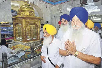  ?? SAMEER SEHGAL/HT ?? SAD MP Ranjit Singh Brahmpura (right), exmp Rattan Singh Ajnala and former minister Sewa Singh Sekhwan (left) paying obeisance at the Akal Takht in Amritsar on Tuesday.