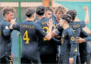  ?? ?? Los futbolista­s del Castilla celebran el gol de Álvaro Rodríguez que le dio el triunfo al Castilla.